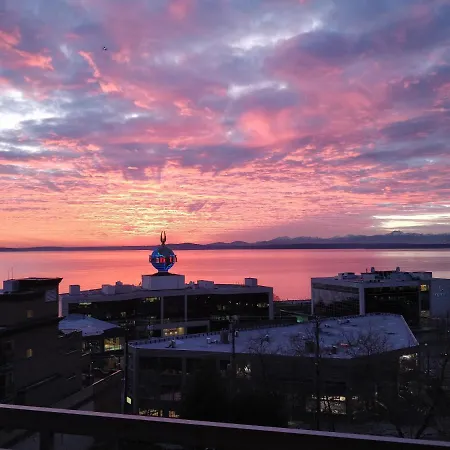 Top Floor Water View Oasis Near Space Needle & Cruise